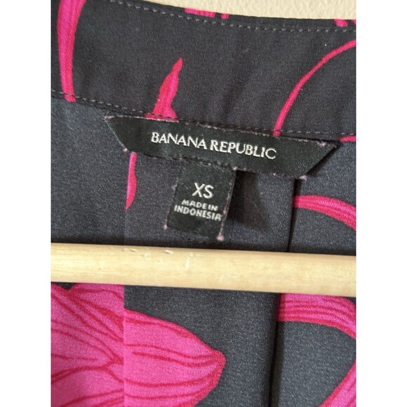 Banana Republic Black Pleat Back Blouse Pink Floral Office Size XS Career EUC - Picture 2 of 7